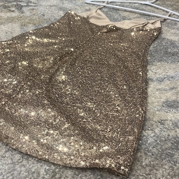 LUCY IN THE SKY Themis Sequin V-Neck Dress in Gold Size S DISREGARD OTHR LISTING - Picture 4 of 7